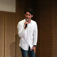 Sebagai sosok pelaku dalam industri film Indonesia. Nama Reza Rahadian dikenal banyak orang dengan kemampuan aktingnya. Tak hanya itu, Reza Rahadian tak sungkan mengeluarkan uneg-unegnya terkait dengan penikmat film Indonesia. (Deki Prayoga/Bintang.com)