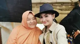 Sang ibu, Kamiatun, nampak selalu memberi dukungan dan menemani berbagai aktivitas Jihan Audy. Keduanya selalu tampak kompak dan saling menunjukkan kasih sayang. (Liputan6.com/IG/@jihanaudy123_real)