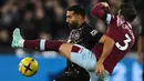Pesepak bola asal Iran, Saman Ghoddos (kiri) saat ini tengah menjalani musim keempat bersama Brentford, dan turut membawa The Bees promosi ke Premier League pada awal musim 2021/2022. Di Premier League sendiri, memasuki musim keduanya ia telah bermain dalam 32 laga bersama Brentford dengan raihan 1 gol dan 2 assist. (AFP/Ben Stansall)