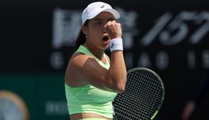 Petenis Indonesia Janice Tjen bereaksi setelah meraih satu poin saat menghadapi petenis Kanada Leylah Fernandez pada pertandingan tunggal putri hari ketiga turnamen tenis Australia Open 2026 di Melbourne, Selasa (20/1/2026). (AFP/David Gray)