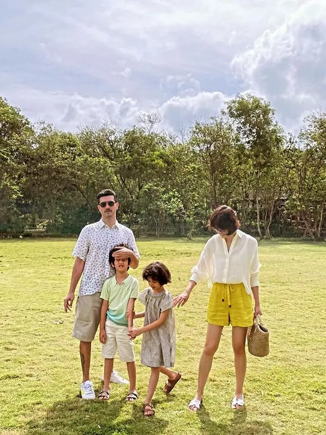 Fachri Albar, Renata Kusmanto, dan kedua anaknya (Instagram/aialbar)