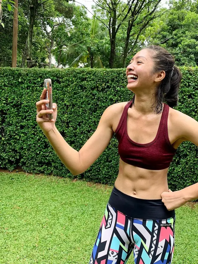 Pamer Perut Six Pack, Ini 6 Potret Liza Elly saat Olahraga