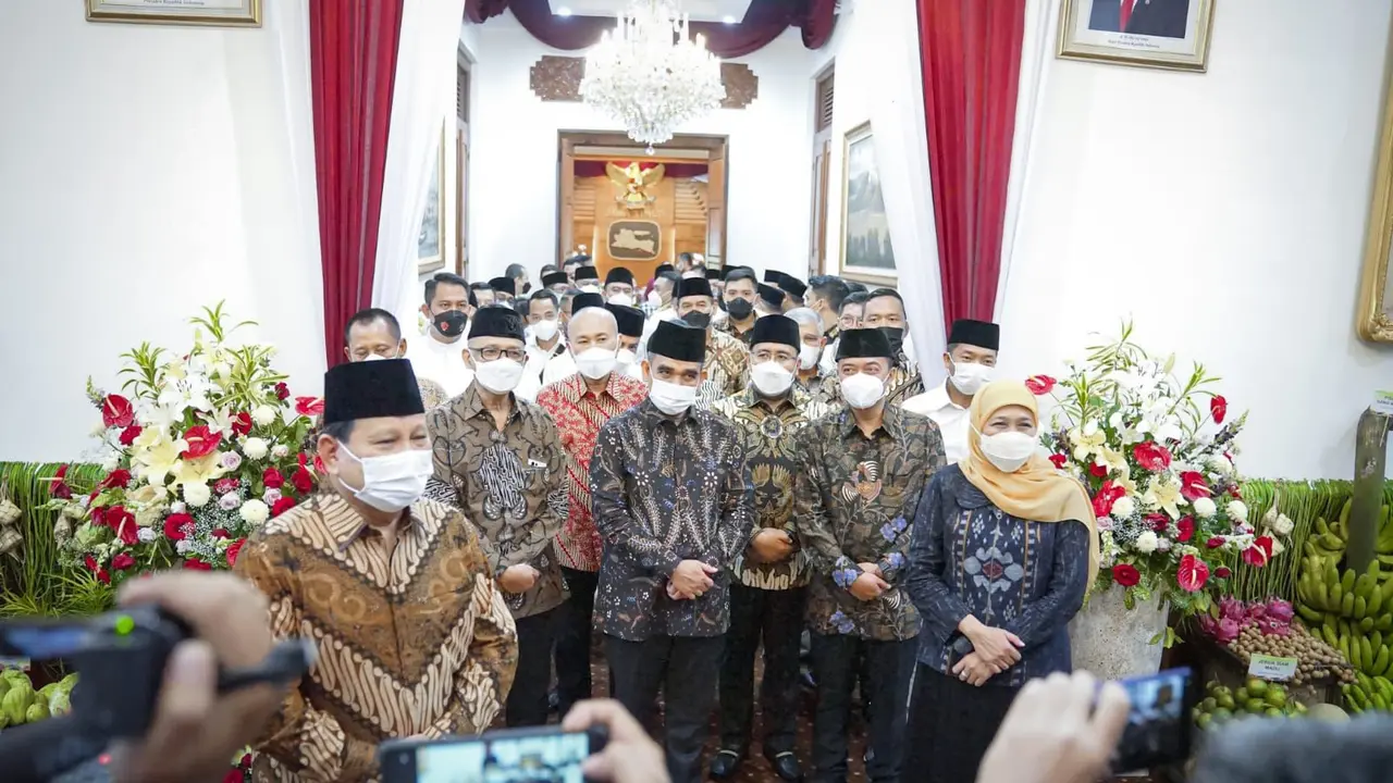 Ketua Umum Partai Gerindra Prabowo Subianto bersilaturahmi dengan Gubernur Jawa Timur Khofifah Indar Parawansa.