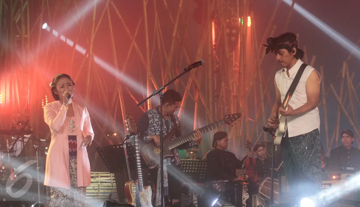Penampilan Dewa Budjana saat duet dengan Sruti Respati saat konser bertajuk ' Zentuary' di Tebing Breksi, Prambanan, Sleman, DIY, Jumat (23/11). (Regina Safri)