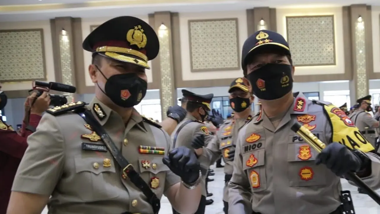 Kapolda Jawa Timur Irjen Pol Nico Afinta memimpin serah terima jabatan pejabat utama Polda Jatim. (Dian Kurniawan/liputan6.com)
