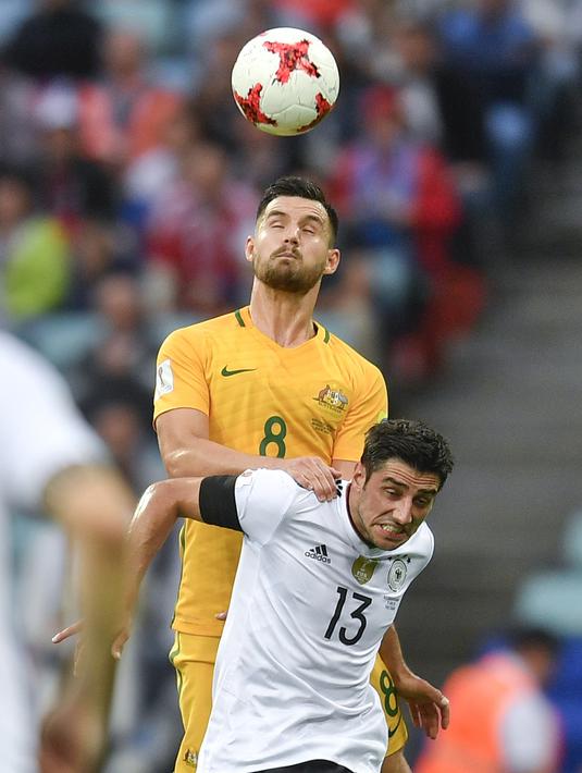Pemain Australia, Aaron Mooy (atas) berebut bola dengan pemain Jerman, Lars Stindl pada laga grup B Piala Konfederasi 2017 di Fisht Stadium, Sochi, Rusia, (19/6/2017). Jerman menang 3-2. (AP/Martin Meissner)