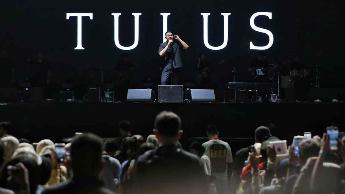 Tulus Hipnotis Puluhan Ribu Penggemar di KapanLagi Buka Bareng Festival 2026