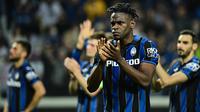 Striker Atalanta, Duvan Zapata memberi aplaus kepada penonton setelah berakhirnya laga leg kedua babak perempatfinal Liga Europa 2021/2022 menghadapi RB Leipzig di Atleti Azzurri d'Italia Stadium, Bergamo (14/4/2022). Sempat membela Napoli dan Sampdoria mulai 2016/2017 hingga 2019/2020, ketajamannya baru terlihat saat hijrah ke Atalanta pada tengah musim 2019/2020. Hingga kini ia menjadi andalan di lini depan atalanta. (AFP/Miguel Medina)