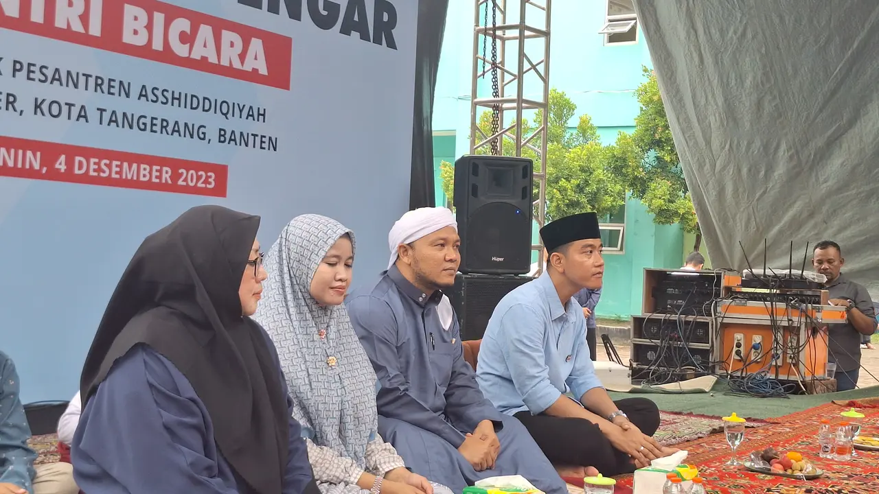Cawapres nomor urut 2, Gibran Rakabuming Raka mengunjungi Pondok Pesantren (Ponpes) Asshiddiqiyah 2 di Kota Tangerang, Banten, Senin (4/12/2023).