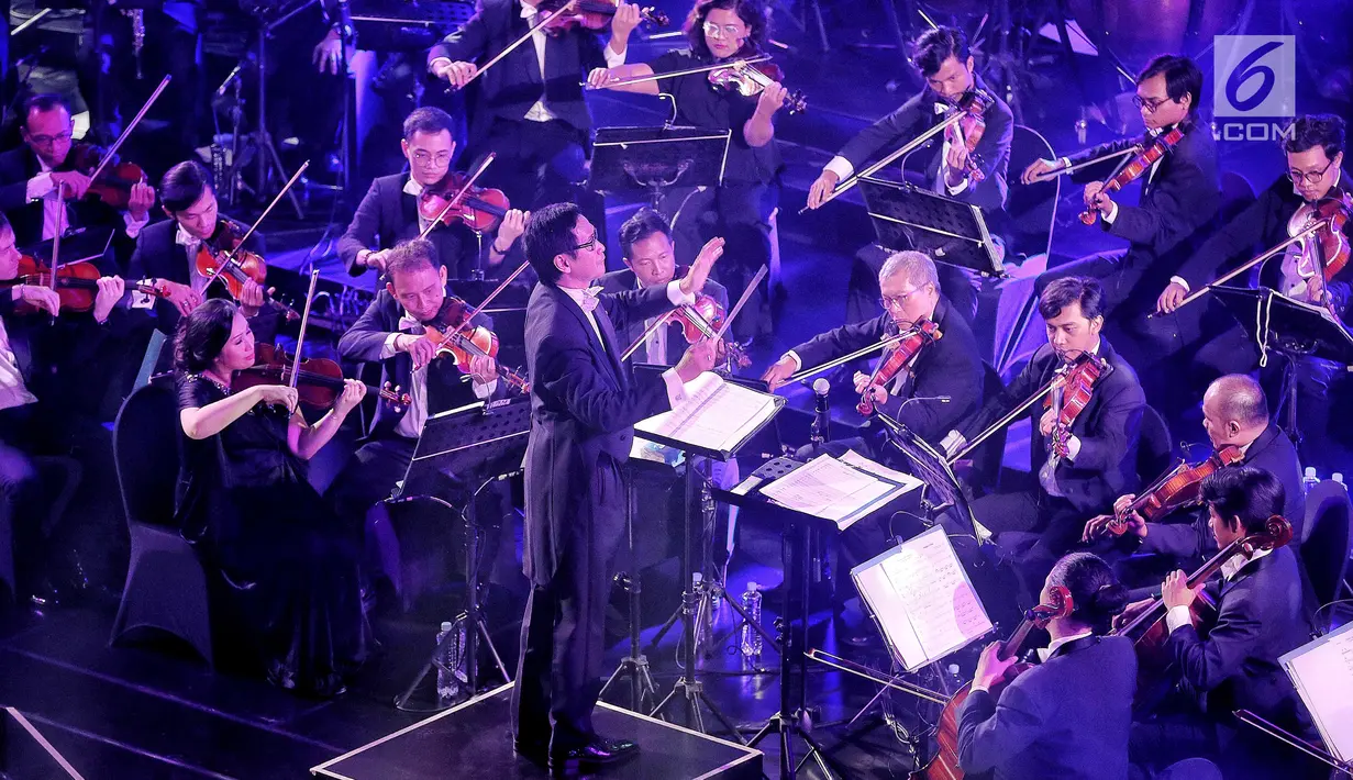 Konduktor Musik Addie MS memimpin pertunjukan konser outdoor bertema Symphony Under The Stars di Lippo Mall Kemang, Jakarta, Sabtu (28/7). Movie Fest merupakan tema musik yang akan ditampilkan pada kegiatan musik kali ini. (Liputan6.com/Fery Pradolo)