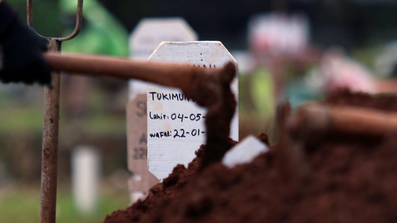 FOTO: Sebagian Lahan TPU Bambu Apus Digunakan Untuk Pemakaman Jenazah dengan Protokol COVID-19