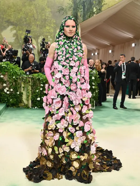 Kostum bunga paling menarik perhatian di Met Gala 2024 dimenangkan oleh Jordan Roth yang dibalut Valentino. [Foto: Instagram/jordan_roth]