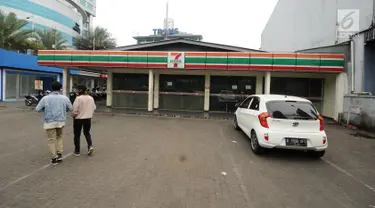 Warga memasuki kawasan gerai 7-Eleven di kawasan Jalan Kapten Tendean, Jakarta, Sabtu (24/6). Penutupan seluruh gerai 7-Eleven di Indonesia akan dilakukan 30 Juni 2017. (Liputan6.com/Helmi Fithriansyah)