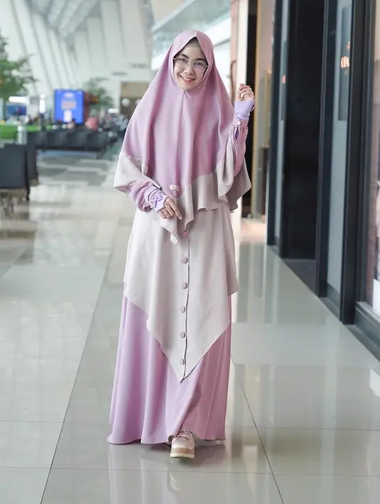 Anisa yang sekarang sering diundang mengisi acara-acara islami ini tampak anggun dengan busana muslim bernuansa pink. (Liputan6.com/IG/@anisarahma_12)