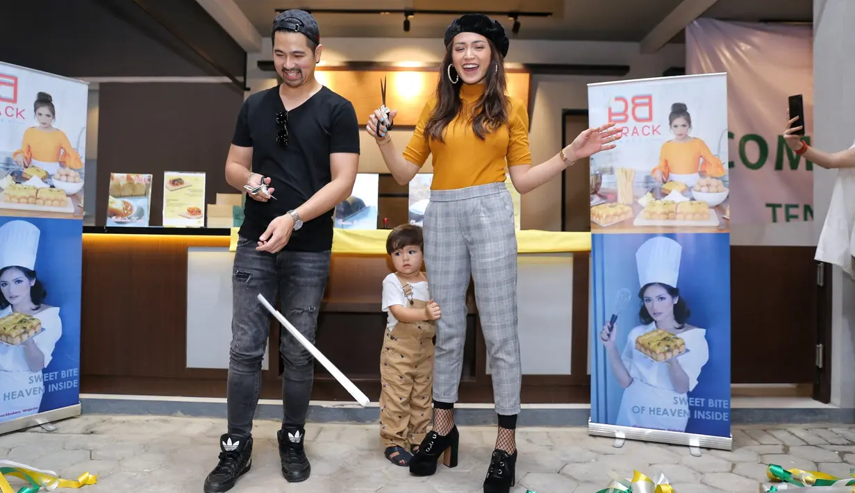 Ibu El Barack Alexander itu baru saja melebarkan bisnis jualan kue. Kali ini, perempuan kelahiran Jakarta 29 tahun memberinama tokonya dengan nama anaknya. (Adrian Putra/Bintang.com)