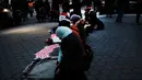 Sejumlah wanita muslim terlihat khusuk saat menggelar salat berjemaah sebelum melakukan aksi protes di Manhattan, New York (1/2). Mereka menentang kebijakan Presiden Donald Trump melarang warga tujuh negara Muslim masuk AS. (AFP/Spencer Platt)