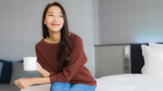 perempuan dan minum teh