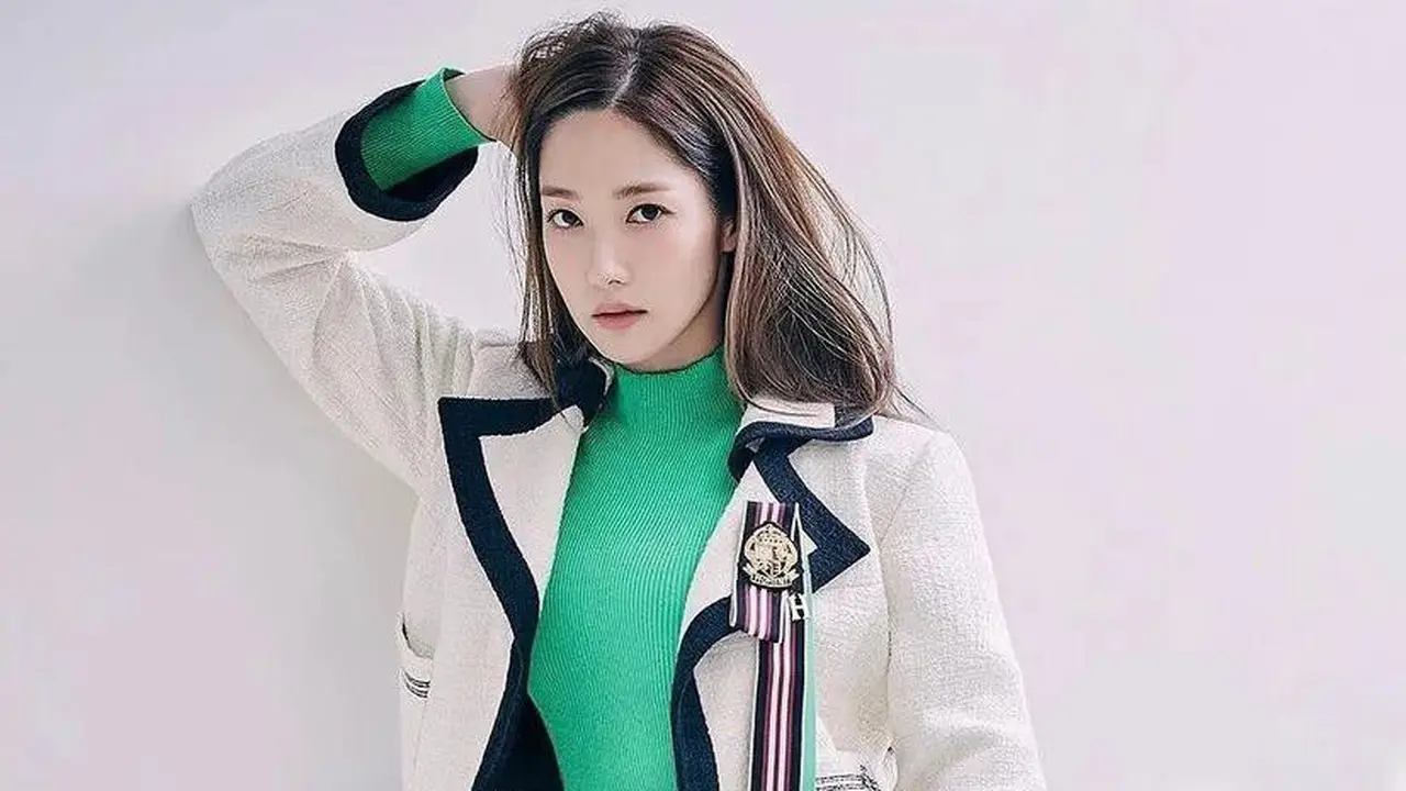 11 Ide Smart Casual Style ala Park Min Young, Minimalis dan Berkelas!