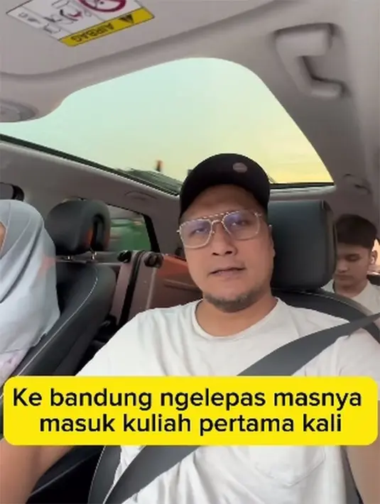 Momen penuh haru melepas putra pertamanya sudah menjadi mahasiswa. Tinggal jauh dari orang tua membuat was-was. Fenita sebagai ibu merasa berat melepas putranya kuliah di luar kota. [Instagram/ariekuntung]