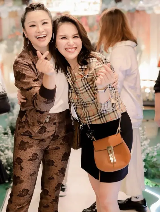 <p>Fitri Carlina tampil degan busana two piecesnya didominasi warna cokelat. Mulai dari atasan model jaket dengan inner putih, serta celananya. @arka_photographyy</p>