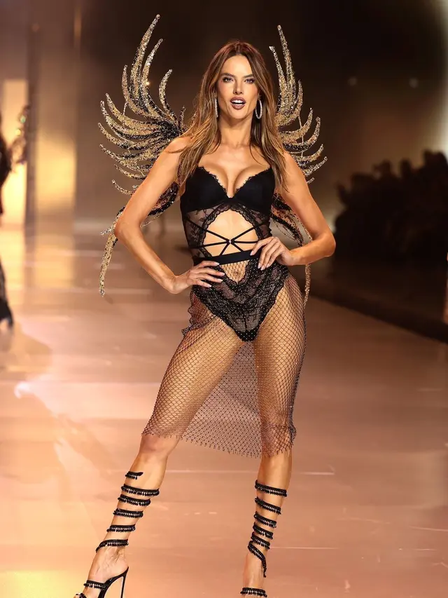 Gaya Reuni VS Angels Senior dari Behati Prinsloo, Adriana Lima, hingga Alessandra Ambrosio di Victoria's Secret Fashion Show 2024