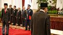 Presiden Jokowi (kiri) seusai melantik Dewan Pengawas dan Direksi Badan Penyelenggara Jaminan Sosial (BPJS) Ketenagakerjaan dan Kesehatan periode 2016-2021 di Istana Negara, Jakarta, Selasa (23/2). (Liputan6.com/Faizal Fanani)