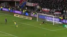 Berita video detik-detik klub yang diperkuat Stefano Lilipaly, SC Cambuur, tersingkir dari Piala Belanda. This video presented by BallBall.