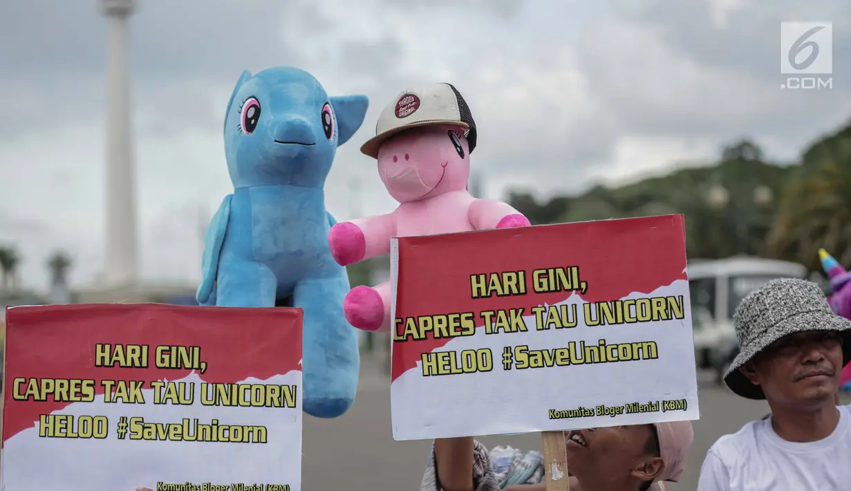 Massa Komunitas Blogger Milenial (KBM) membawa sejumlah spanduk dan boneka unicorn saat menggelar aksi #SaveUnicorn di Jakarta, Selasa (19/2). (Liputan6.com/Faizal Fanani)