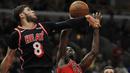 Pemain Miami Heat, Tyler Johnson menghalau tembakan pemain Chicago Bulls, Jerian Grant (kanan) pada laga NBA basketball game di United Center, Chicago, (26/11/2017). Miami Heat menang 100-93.  (AP/Paul Beaty)
