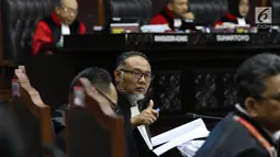 Ketua tim hukum Prabowo-Sandiaga, Bambang Widjojanto mengacungi jempol di sela sidang perdana sengketa Pilpres 2019 di Mahkamah Konstitusi, Jumat (14/6/2019). Sidang itu memiliki agenda pembacaan materi gugatan dari pemohon, yaitu paslon 02 Prabowo Subianto-Sandiaga Uno. (Lputan6.com/Johan Tallo)