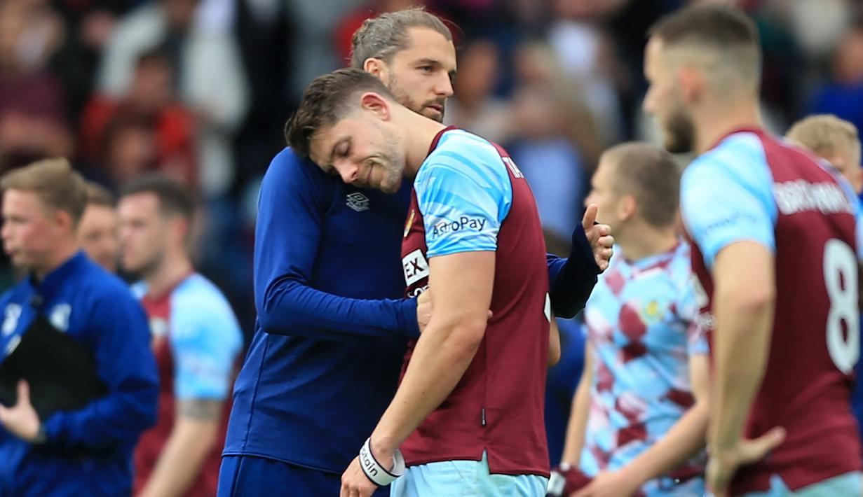 Pada akhir musim 2021/2022 Burnley menjadi satu dari tiga klub yang terdegradasi dari Premier League ke Championship dengan menempati posisi ke-18 di klasemen akhir. Bermain di kasta yang lebih rendah tentu menjadi kemunduran bagi klub dan para pemain. Namun tidak demikian dengan nasib 5 pemain berikut yang ternyata masih bertahan di Premier League usai diikat oleh klub barunya. Siapa saja? Yuk disimak uraiannya. (AFP/Lindsey Parnaby)