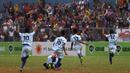 Para pemain Rusun Daan Mogot merayakan gol ke gawang Rusun Pulo Gebang pada laga final Rusun Cup 2015 di Stadion Soemantri Brojonegoro, Jakarta, Minggu (8/11/2015). Daan Mogot menang 4-0 atas Rusun Pulo Gebang. ( Bola.com/Nicklas Hanoatubun)