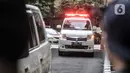 Ambulans yang membawa kantong jenazah berisi serpihan Sriwijaya Air SJ 182 dan diduga tubuh korban tiba di RS Polri, Jakarta, Minggu (10/1/2021). RS Polri menerima tiga kantong jenazah berisi serpihan pesawat dan diduga tubuh korban untuk diidentifikasi. (merdeka.com/Iqbal S. Nugroho)