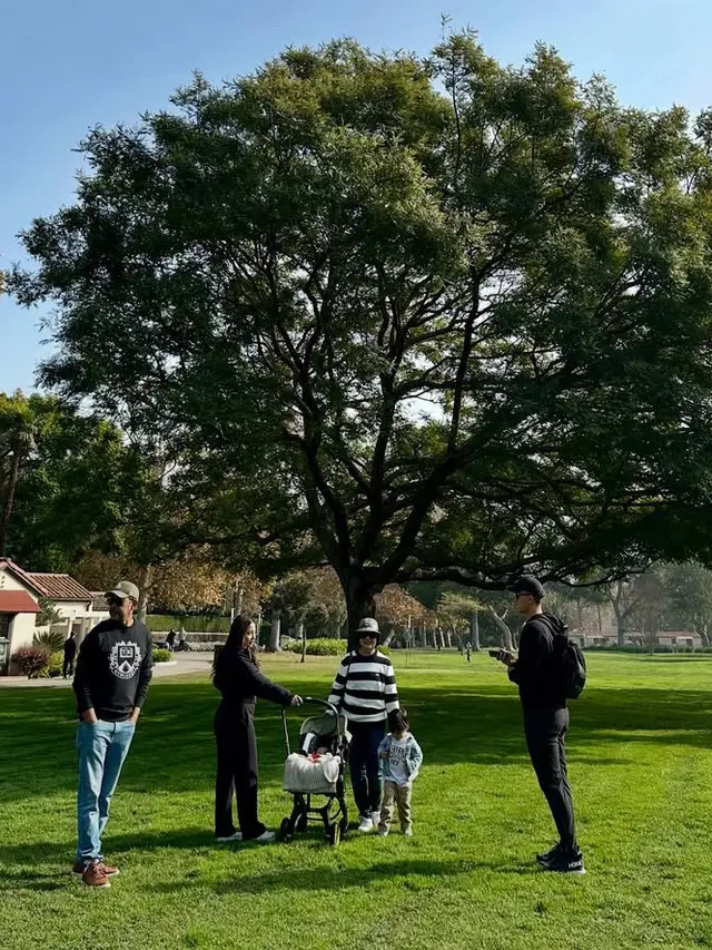 Nikita Willy saat Dorong Stroller Putra Ke-2 di Hari Pertama Tahun 2025. [@yorafebrina]