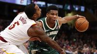 Giannis Antetokounmpo tak mampu bawa Milwaukee Bucks menang lawan Cleveland Cavaliers ( Gregory Shamus / GETTY IMAGES NORTH AMERICA / AFP)