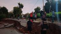 Akibat guncangan gempa Maluku Magnitudo 7,5 ruas jalan raya di sejumlah kecamatan di Kabupaten Timor Tengah Selatan (TTS) patah-patah dan ambles. (Liputan6.com/ BPBD TTS)