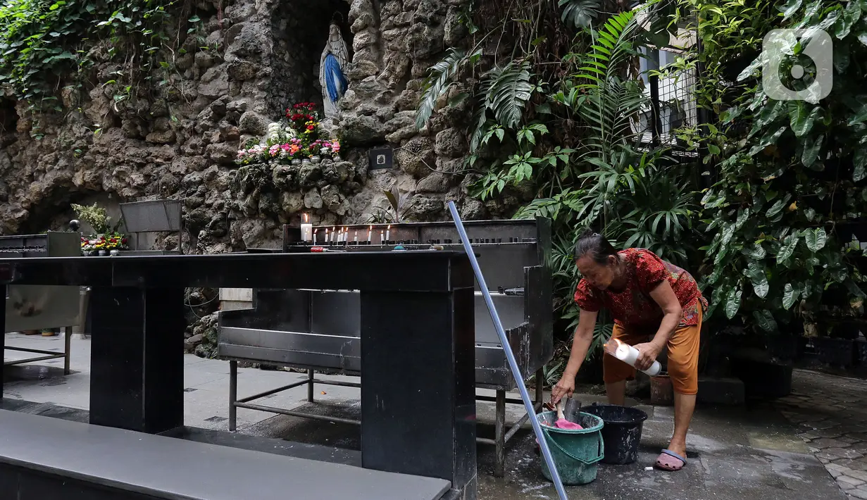 Pekerja membuat dekorasi untuk perayaan Natal di Gereja Katedral, Jakarta, Senin (23/12/2019). Menjelang Natal, Gereja Katedral mulai melakukan persiapan dengan mendekorasi ruangan serta memasang berbagai ornamen. (Liputan6.com/Johan Tallo)