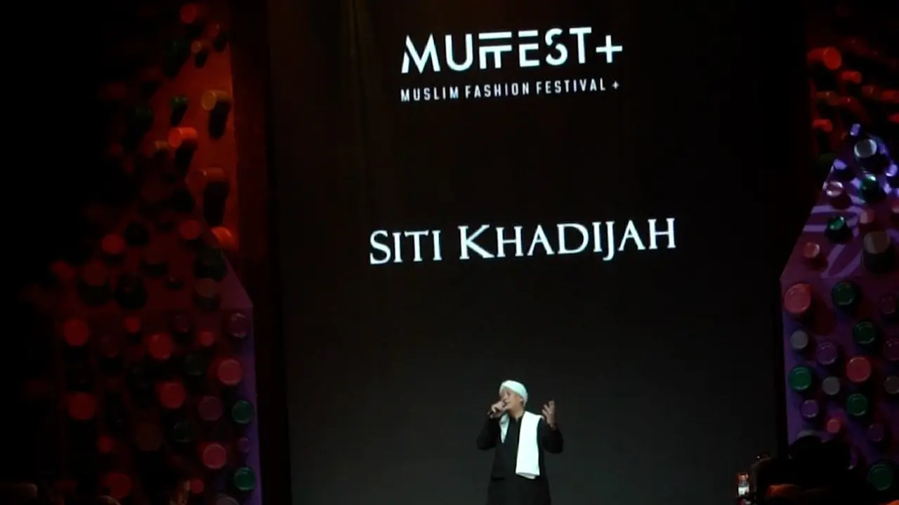 Opick menyanyikan lagu berjudul “Ramadan Tiba” untuk mengiringi runway koleksi terbaru brand Siti Khadijah.