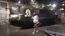Seorang wanita mengunjungi pameran untuk memperingati 75 tahun kemenangan dalam perang antifasis dunia di Imperial War Museum, London, Inggris, 11 Agustus 2020. (Xinhua)