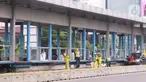 Sejumlah petugas membersihkan puing Halte Bus TransJakarta Tosari yang dirusak saat kericuhan unjuk rasa menolak pengesahan UU Cipta Kerja di Jakarta, Jumat (9/10/2020). Sejumlah fasilitas umum rusak dalam kericuhan yang terjadi Kamis (8/10). (Liputan6.com/Angga Yuniar)