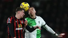 Pemain Liverpool, Darwin Nunez (kanan) berduel udara dengan pemain Bournemouth, Illia Zabarnyi pada laga lanjutan Liga Inggris 2023/2024 di Vitality Stadium, Bournemouth, Inggris, Minggu (21/01/2024) waktu setempat. (AFP/Adrian Dennis)