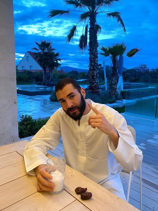 6 Potret Karim Benzema Pakai Busana Muslim, Tetap Puasa saat Sepak Bola
