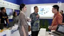 Direktur Konsumer Bank BRI Handayani (kiri) Mengunjungi stand BRI Indocomtech 2017 di Jakarta. Rabu (1/11). Ajang pameran teknologi dan informasi Indonesia terselenggara mulai tanggal 1-5 November 2017 diJakarta Convention Center (JCC). (Liputan6.com)