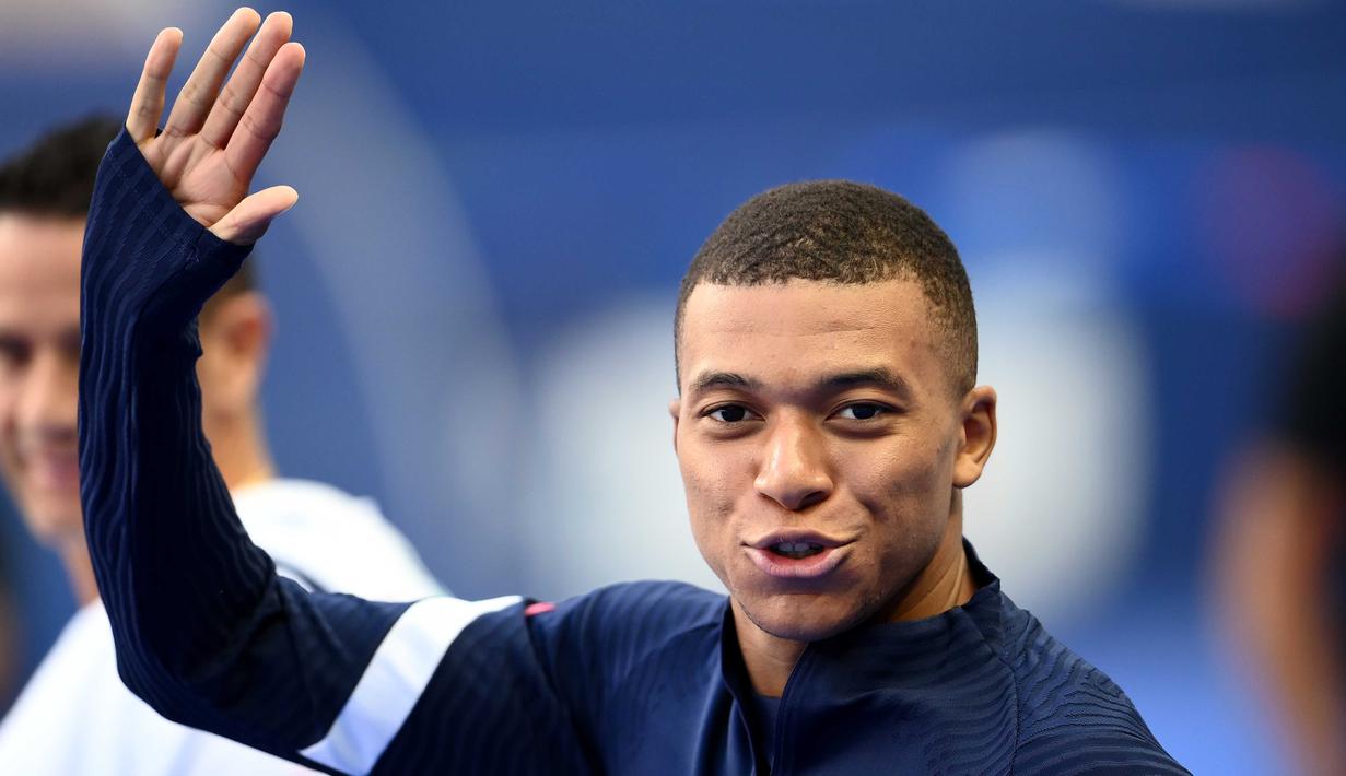 Penyerang Prancis, Kylian Mbappe, tiba di lapangan saat mengikuti sesi latihan jelang laga UEFA Nations League di Paris, Senin (7/9/2020). Pemain muda PSG itu akan absen melawan Kroasia karena dinyatakan positif terjangkit COVID-19. (AFP/Franck Fife)