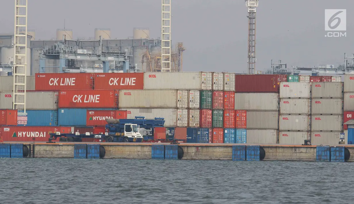 Tumpukan peti barang ekspor impor di Pelabuhan Tanjung Priok, Jakarta, Senin (17/7). Ekspor dan impor masing-masing anjlok 18,82 persen dan ‎27,26 persen pada momen puasa dan Lebaran pada bulan keenam ini dibanding Mei 2017. (Liputan6.com/Angga Yuniar)