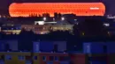 Pemandangan pemukiman warga dengan latar belakang keindahan lampu LED baru di Stadion Allianz-Arena, Jerman, Rabu (12/8/2015). (EPA/Peter Kneffel)