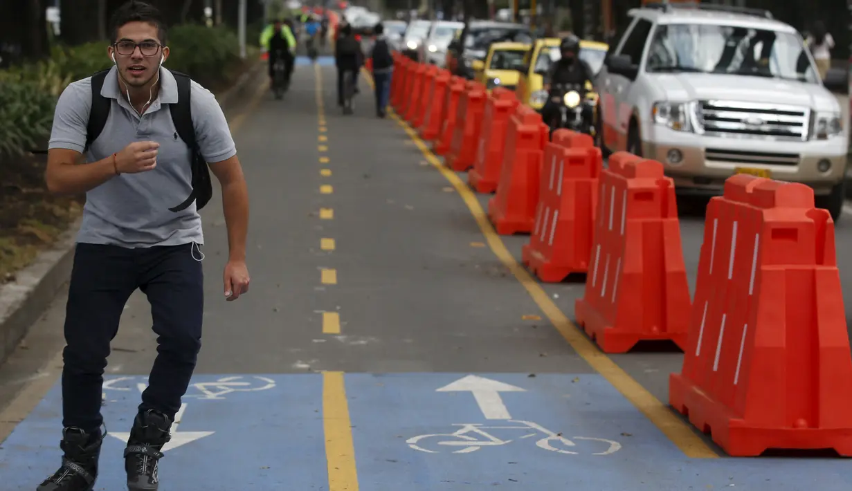 Pengguna sepatu roda melintasi jalur yang telah disediakan selama "No Car Day" di Bogota, Kolombia (4/2/2016). Selama " No Car Day" Jalur ini juga dapat dilalui para pengguna sepatu roda dan skateboard. (REUTERS/John Vizcaino)