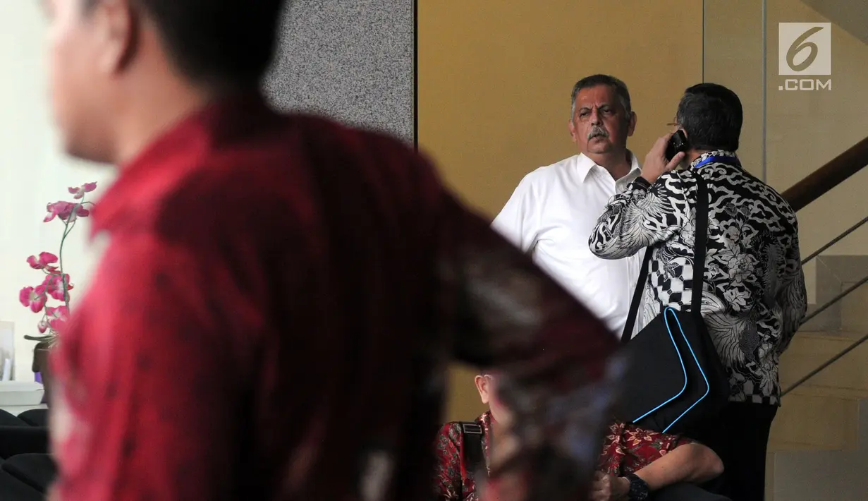 Direktur Utama PT PLN Sofyan Basir saat akan keluar untuk menunaikan salat Jumat di gedung KPK, Jakarta, Jumat (20/7). Sofyan Basir memenuhi panggilan KPK untuk diperiksa sebagai saksi kasus dugaan korupsi proyek PLTU di Riau. (Merdeka.com/Dwi Narwoko)