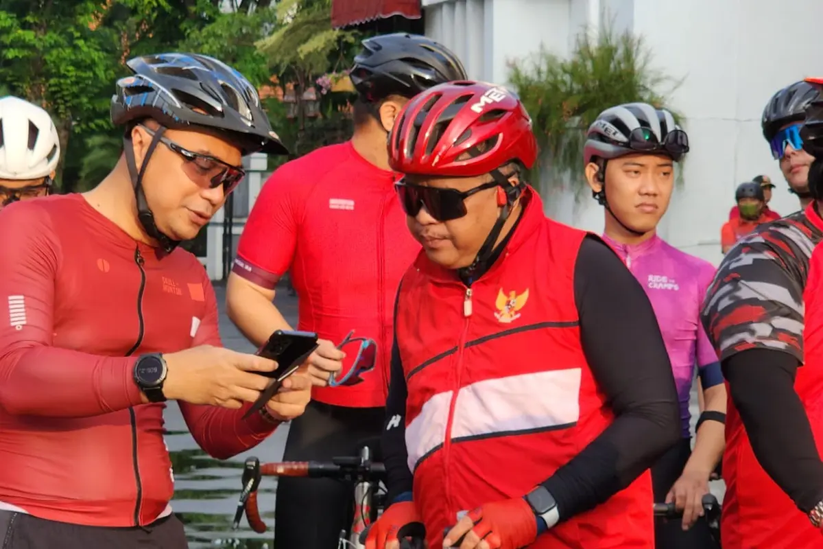 Eri Cahyadi bersepeda bersama Sekjen DPP PDIP Hasto  Kristiyanto. (Dian Kurniawan/Liputan6.com)