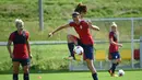 Pemain wanita timnas Inggris berusaha mengontrol bola saat mengikuti sesi latihan selama turnamen sepak bola UEFA Women's Euro 2017 di Utrecht, Belanda (18/7). (AFP Photo/Daniel Mihailescu)